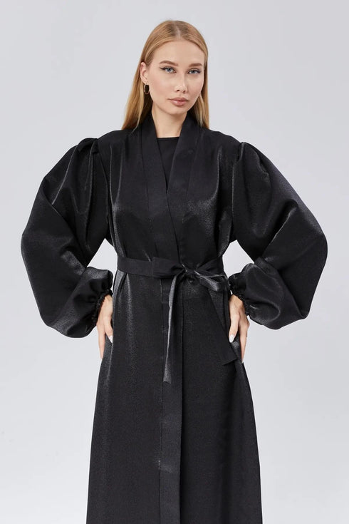 عباية نسائية باللون الأسود