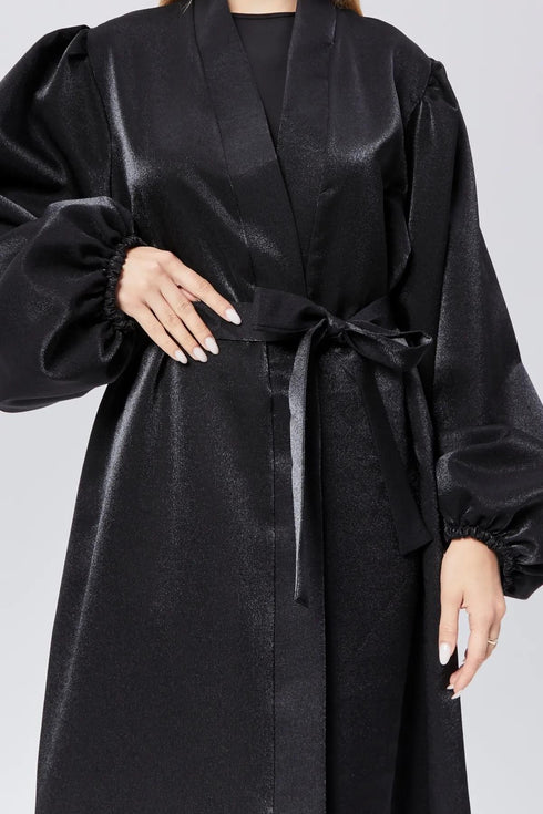 عباية نسائية باللون الأسود