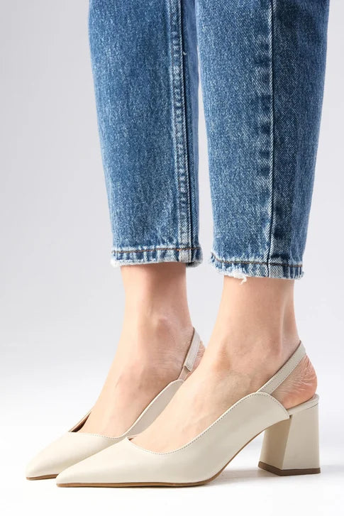 حذاء بيج مفتوح من الخلف بكعب