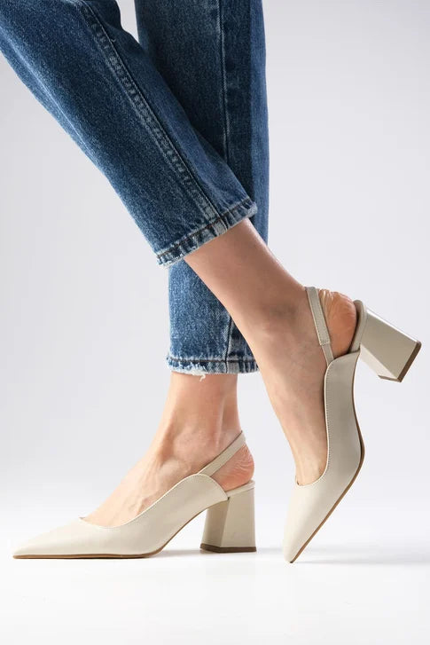 حذاء بيج مفتوح من الخلف بكعب