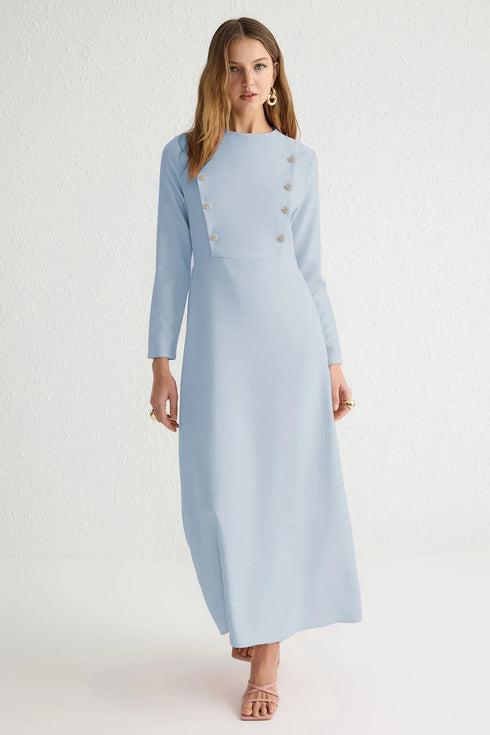 فستان بأزرار باللون الأزرق الفاتح