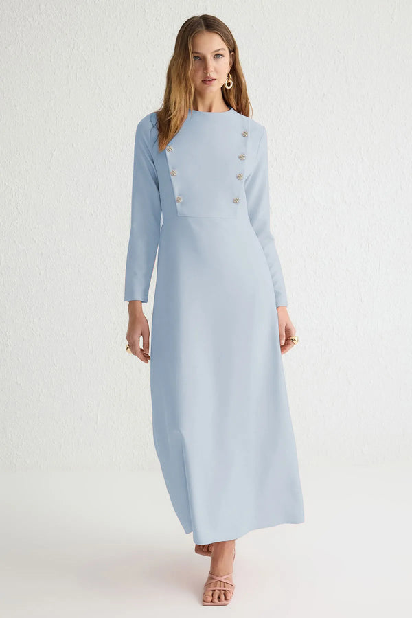 فستان بأزرار باللون الأزرق الفاتح