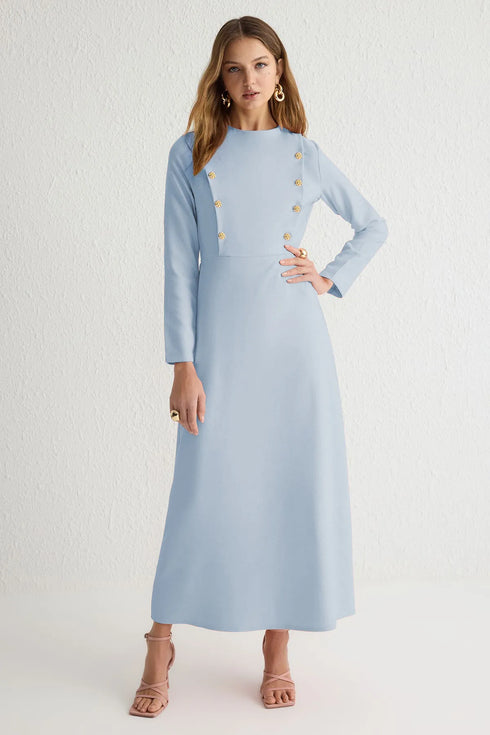 فستان بأزرار باللون الأزرق الفاتح