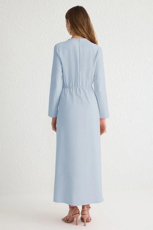 فستان بأزرار باللون الأزرق الفاتح