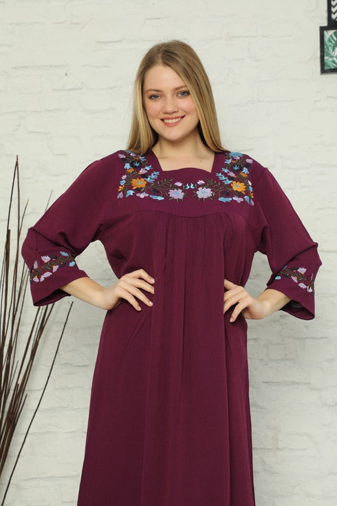 فستان صيفي طويل منسوج من القطن مطرز بالزهور باللون الأرجواني