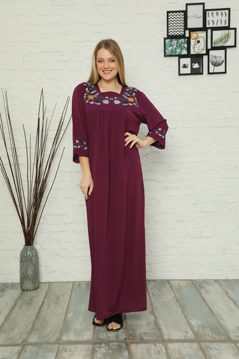 فستان صيفي طويل منسوج من القطن مطرز بالزهور باللون الأرجواني