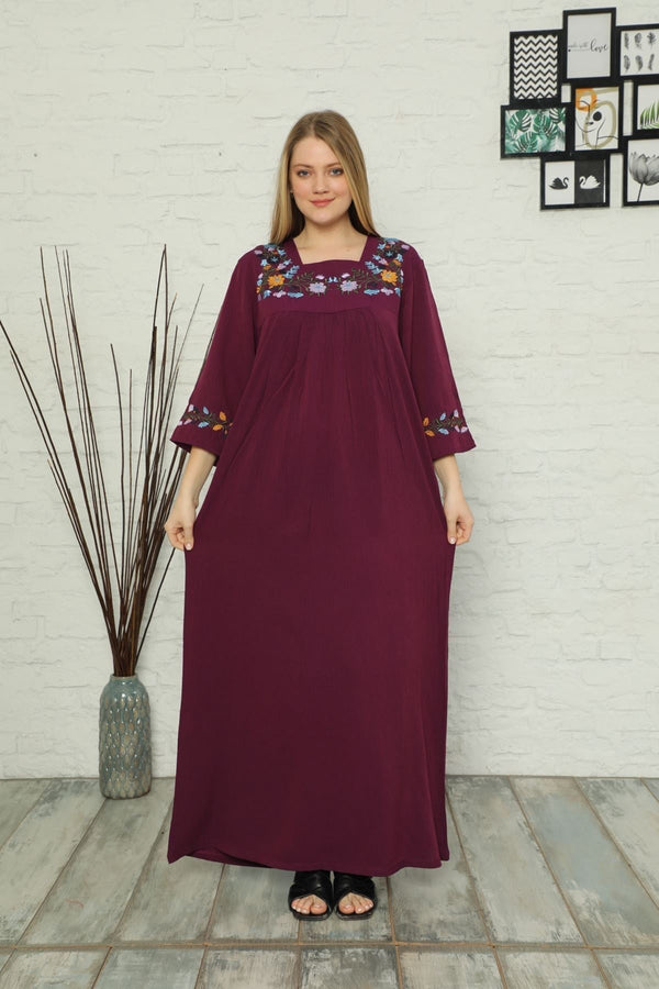 فستان صيفي طويل منسوج من القطن مطرز بالزهور باللون الأرجواني