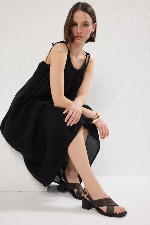 صندل نسائي بكعب مريح باللون البني