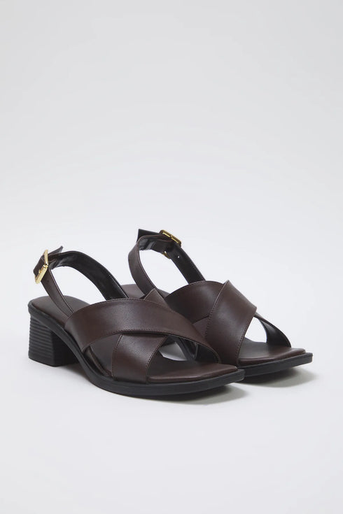 صندل نسائي بكعب مريح باللون البني