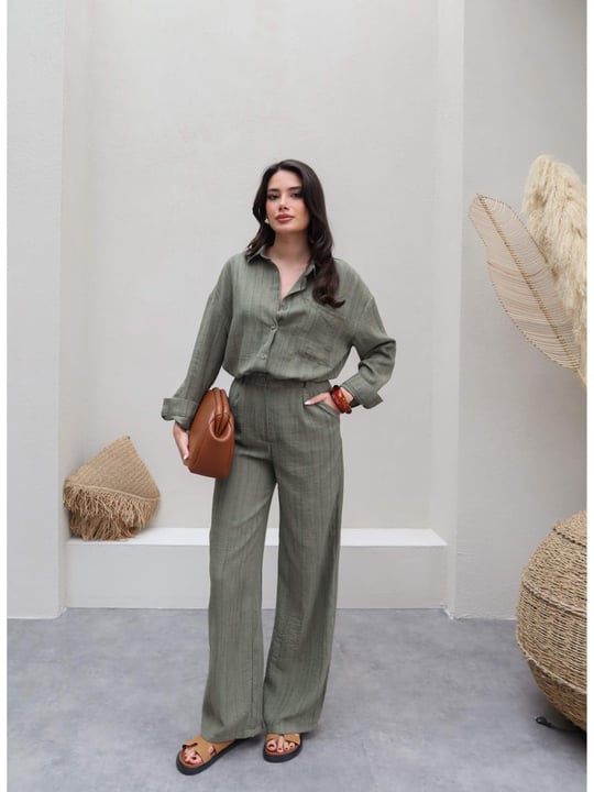 طقم قميص وبنطلون من الكتان - زيتي