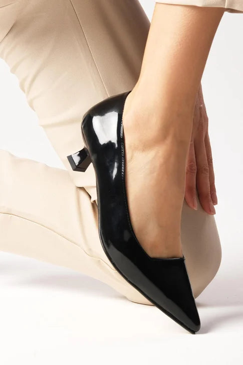 حذاء بكعب قصير باللون الأسود