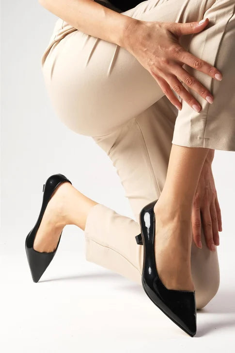 حذاء بكعب قصير باللون الأسود