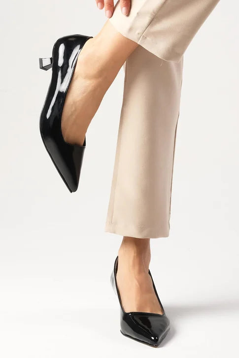 حذاء بكعب قصير باللون الأسود