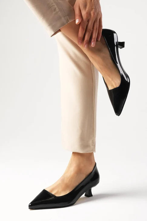 حذاء بكعب قصير باللون الأسود