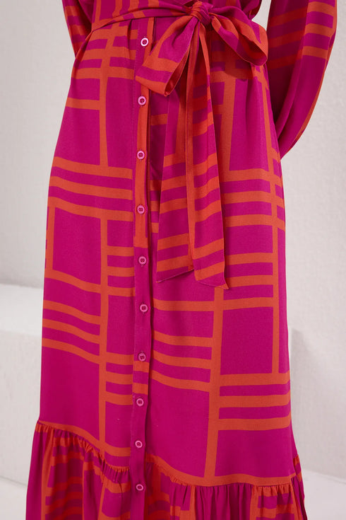 فستان طويل بحزام باللون الفوشيا