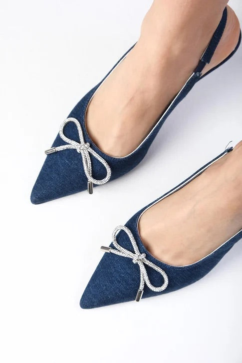 حذاء بكعب من قماش الدنيم باللون الأزرق الغامق