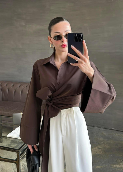 قميص قصير مربوط باللون البني