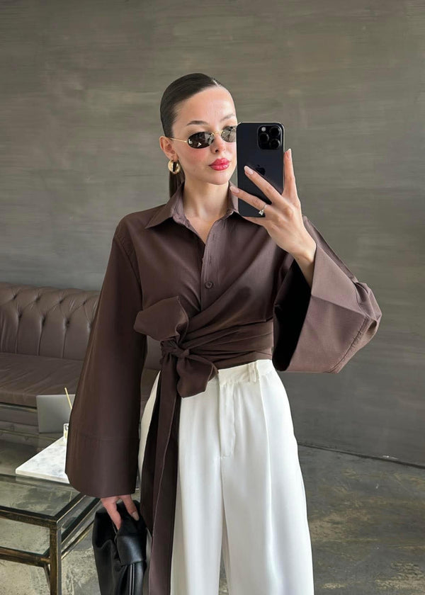 قميص قصير مربوط باللون البني