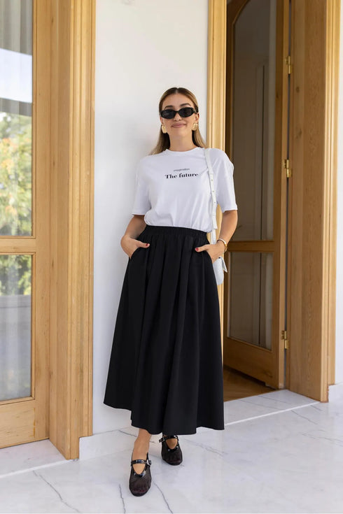 تنورة كلوش سوداء بخصر مطاطي