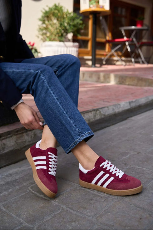 حذاء رياضي نسائي يومي من الشامواه - لون بوردو