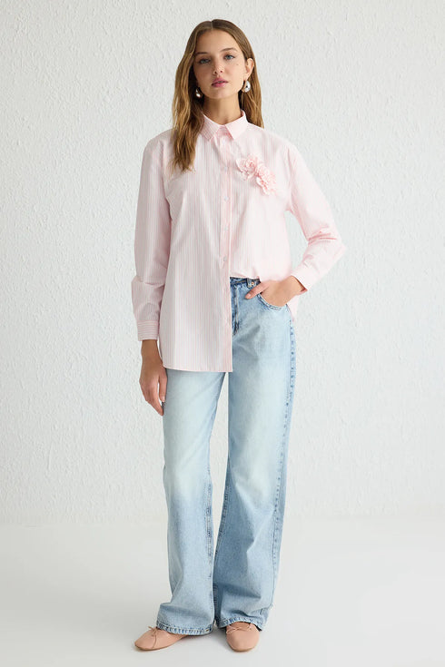 مخطط بتفاصيل زهور باللون الوردي قميص