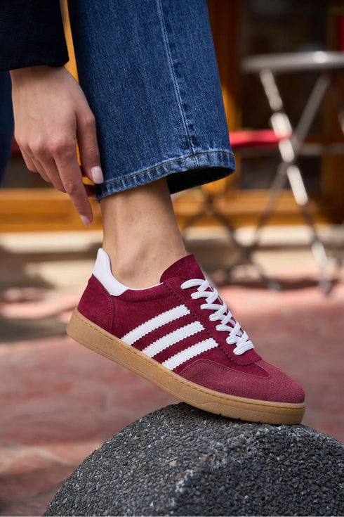 حذاء رياضي نسائي يومي من الشامواه - لون بوردو