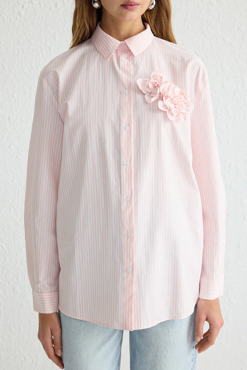 مخطط بتفاصيل زهور باللون الوردي قميص