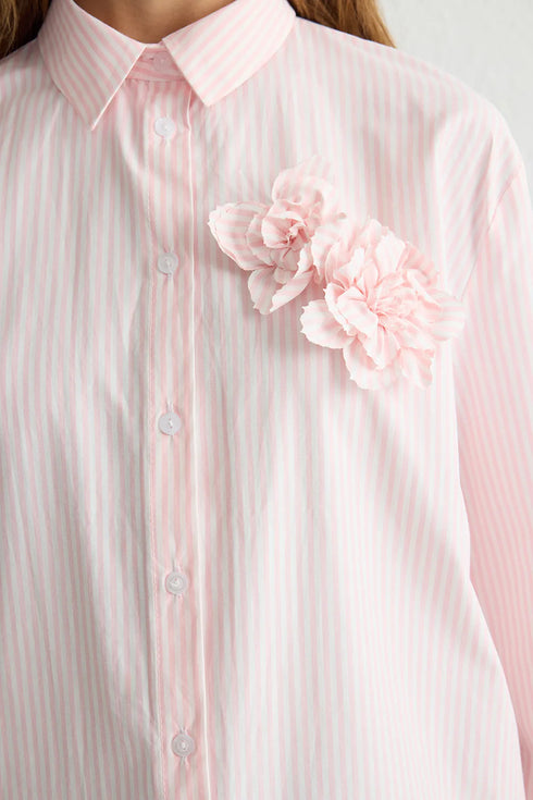 مخطط بتفاصيل زهور باللون الوردي قميص