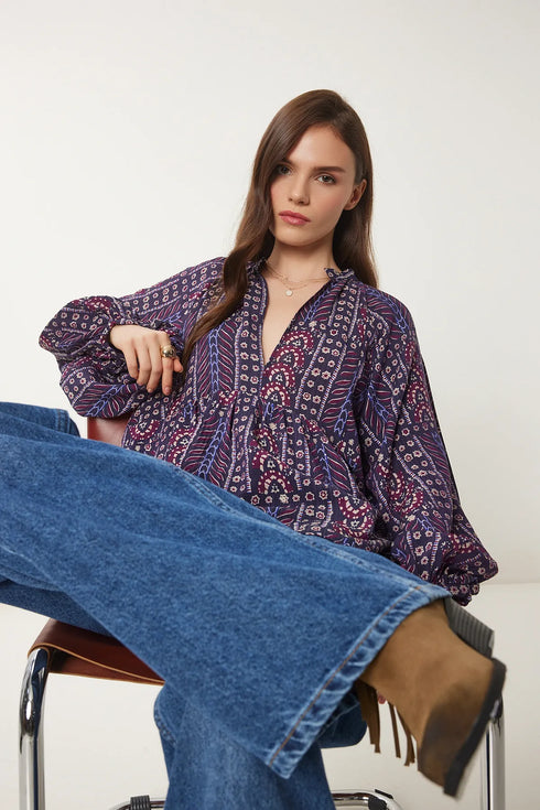 بلوزة بأكمام بف باللون الأرجواني