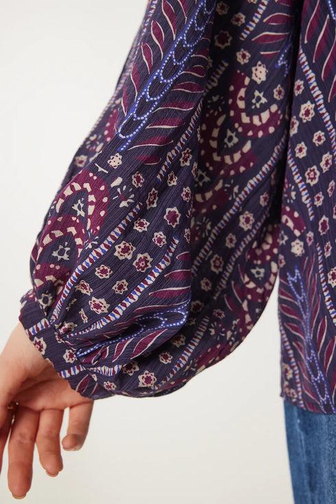 بلوزة بأكمام بف باللون الأرجواني