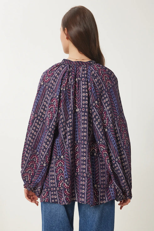 بلوزة بأكمام بف باللون الأرجواني