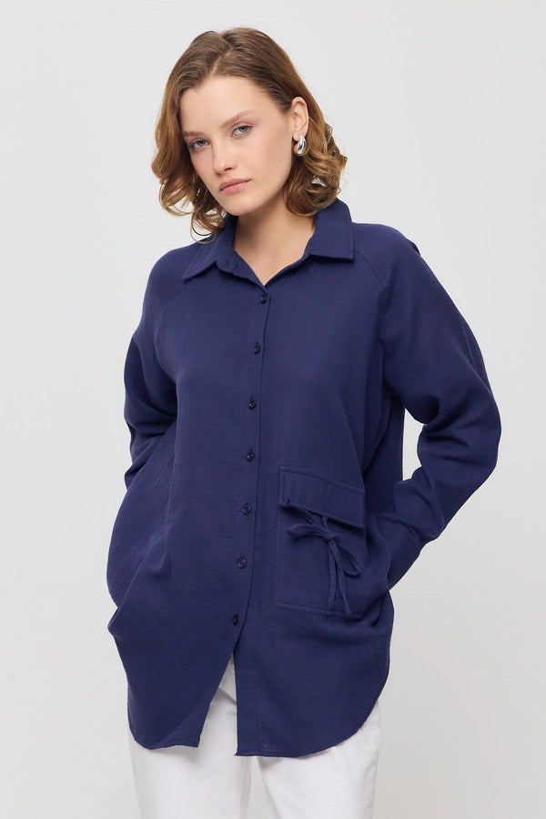 قميص بأزرار وجيب واحد باللون الكحلي