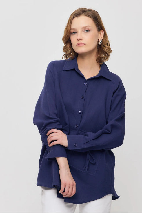 قميص بأزرار وجيب واحد باللون الكحلي