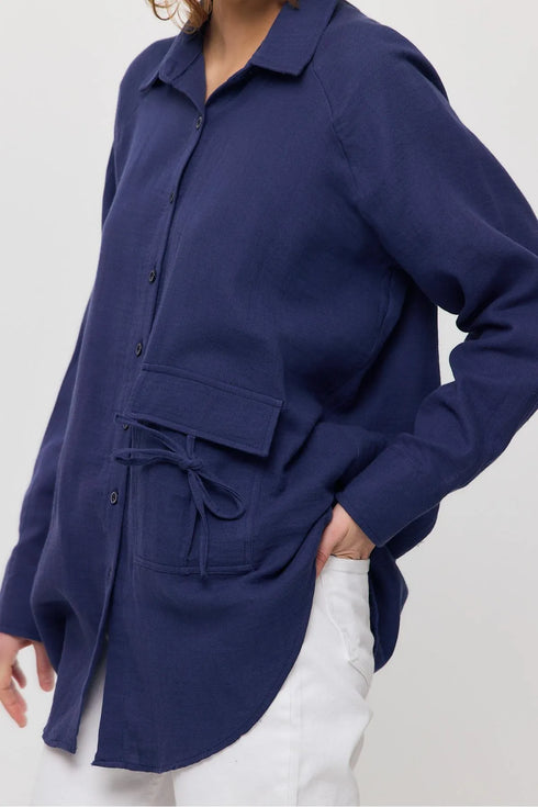 قميص بأزرار وجيب واحد باللون الكحلي