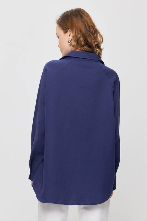 قميص بأزرار وجيب واحد باللون الكحلي