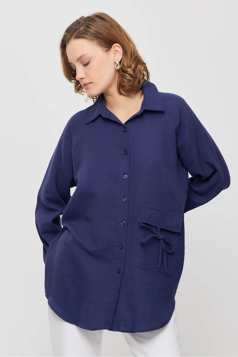 قميص بأزرار وجيب واحد باللون الكحلي