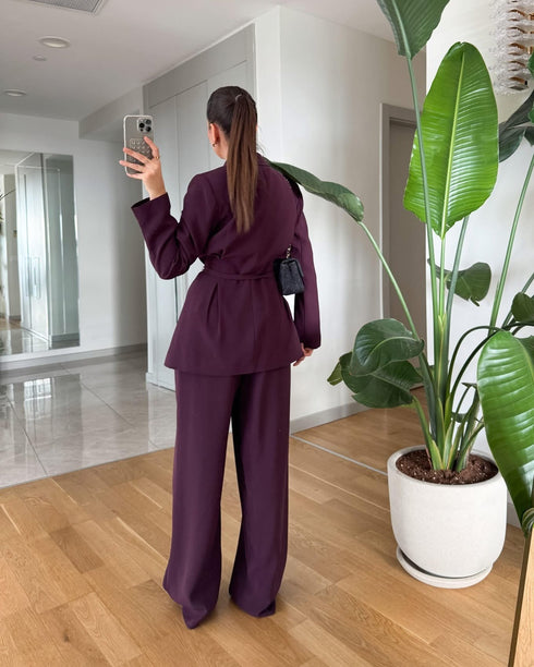 طقم رسمي بحزام باللون البرغندي