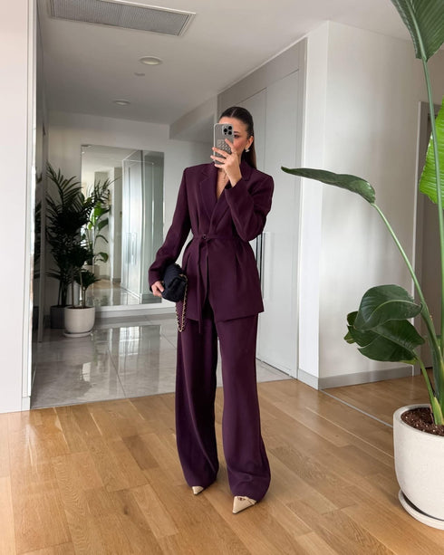 طقم رسمي بحزام باللون البرغندي