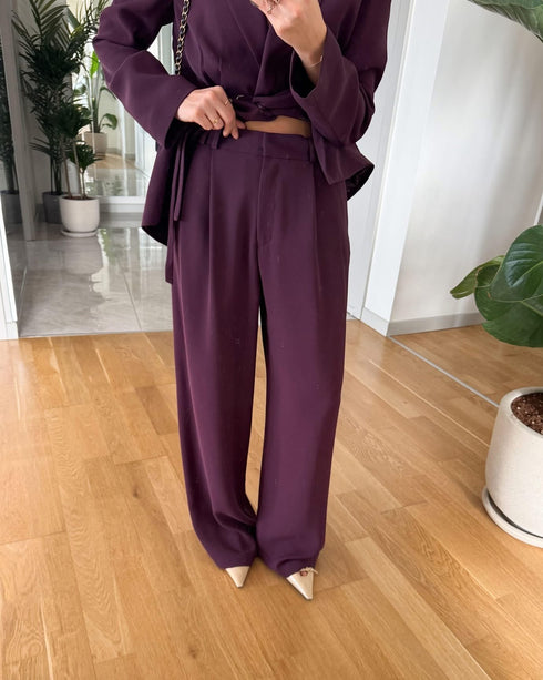 طقم رسمي بحزام باللون البرغندي