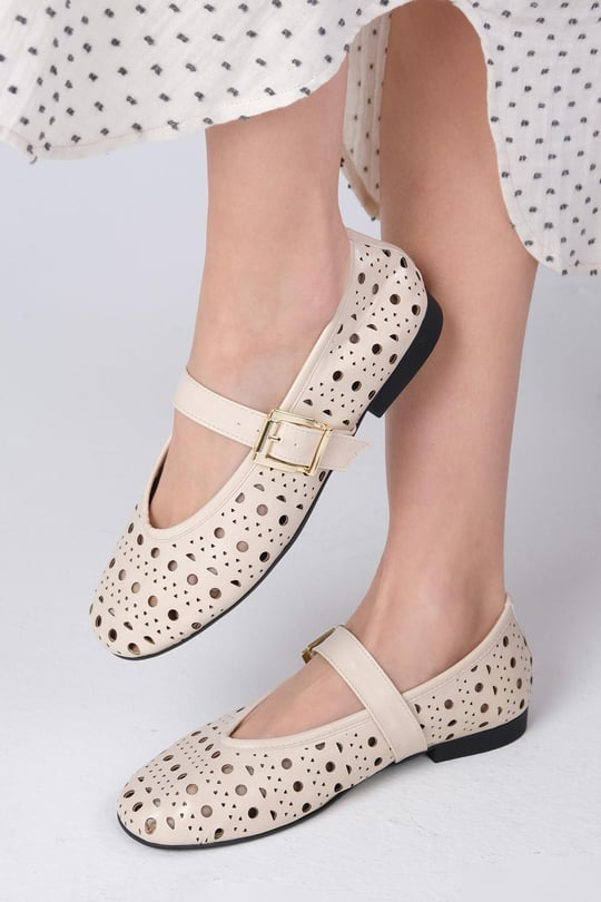 حذاء بالية لون بيج