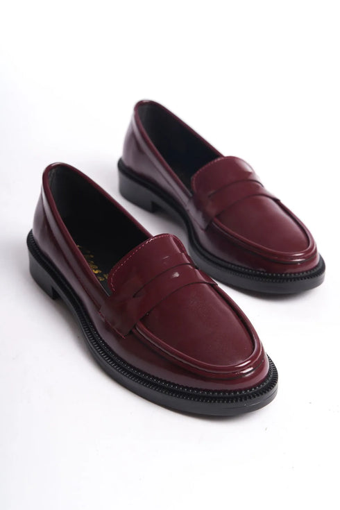 حذاء لوفر بتصميم أنيق من الجلد اللامع ونعل متموج