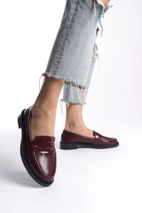 حذاء لوفر بتصميم أنيق من الجلد اللامع ونعل متموج