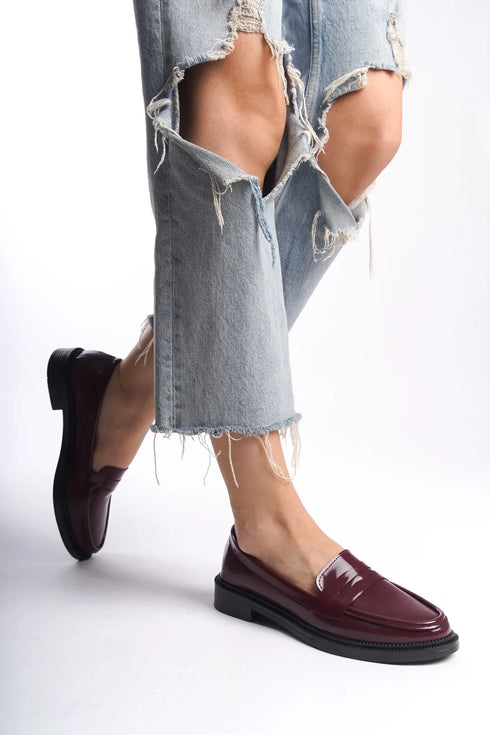 حذاء لوفر بتصميم أنيق من الجلد اللامع ونعل متموج