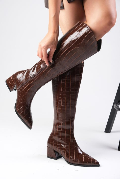 جزمة طويلة بكعب متوسط ونقشة جلد التمساح - لون بني