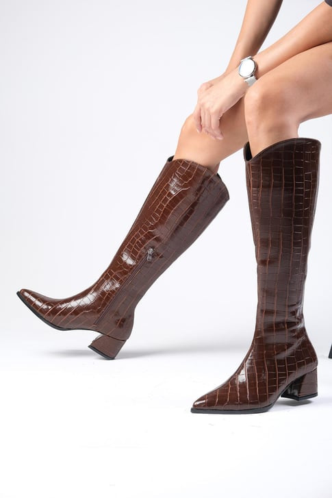 جزمة طويلة بكعب متوسط ونقشة جلد التمساح - لون بني