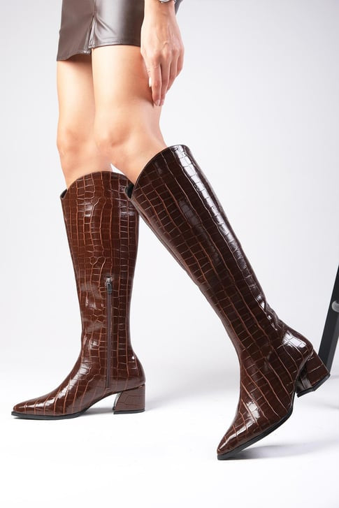 جزمة طويلة بكعب متوسط ونقشة جلد التمساح - لون بني
