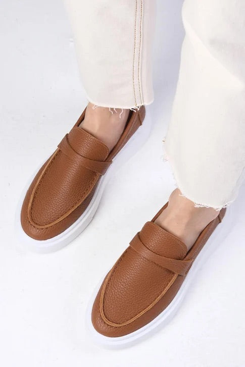 حذاء لوفر من الجلد الحقيقي المقلوب باللون العسلي