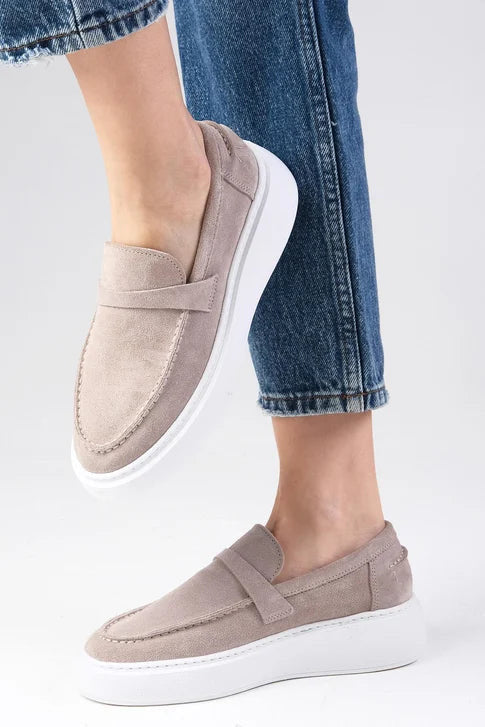 حذاء لوفر من جلد حقيقي مقلوب باللون البيج