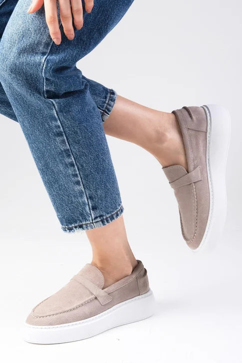 حذاء لوفر من جلد حقيقي مقلوب باللون البيج