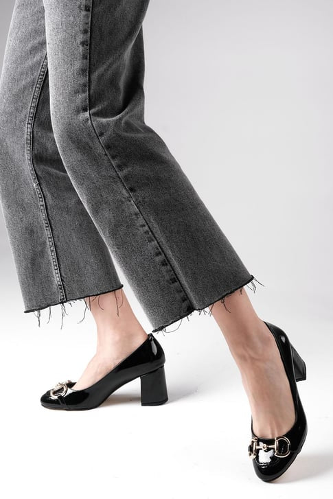 حذاء كعب متوسط بلون أسود